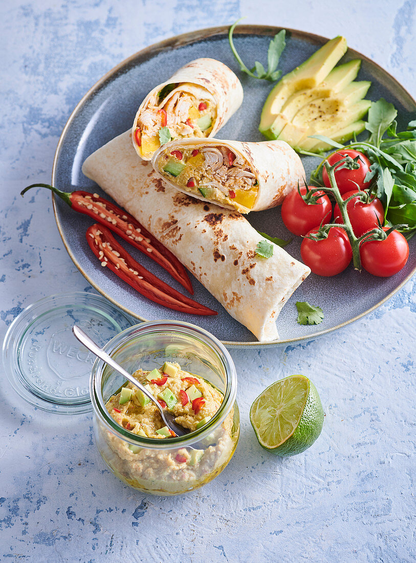 Wrap mit Hühnchen und Avocado-Hummus