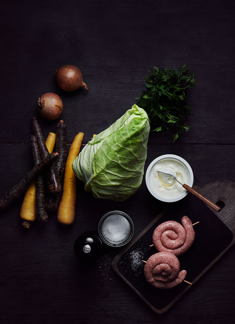 Zutaten für Spitzkohleintopf mit Bratwurstschnecken