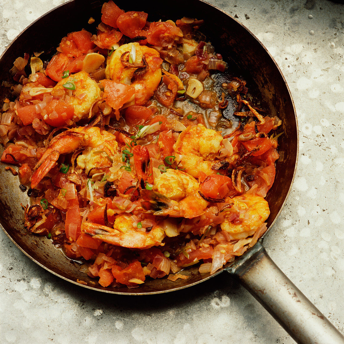 Prawn curry with tomatoes in the pan