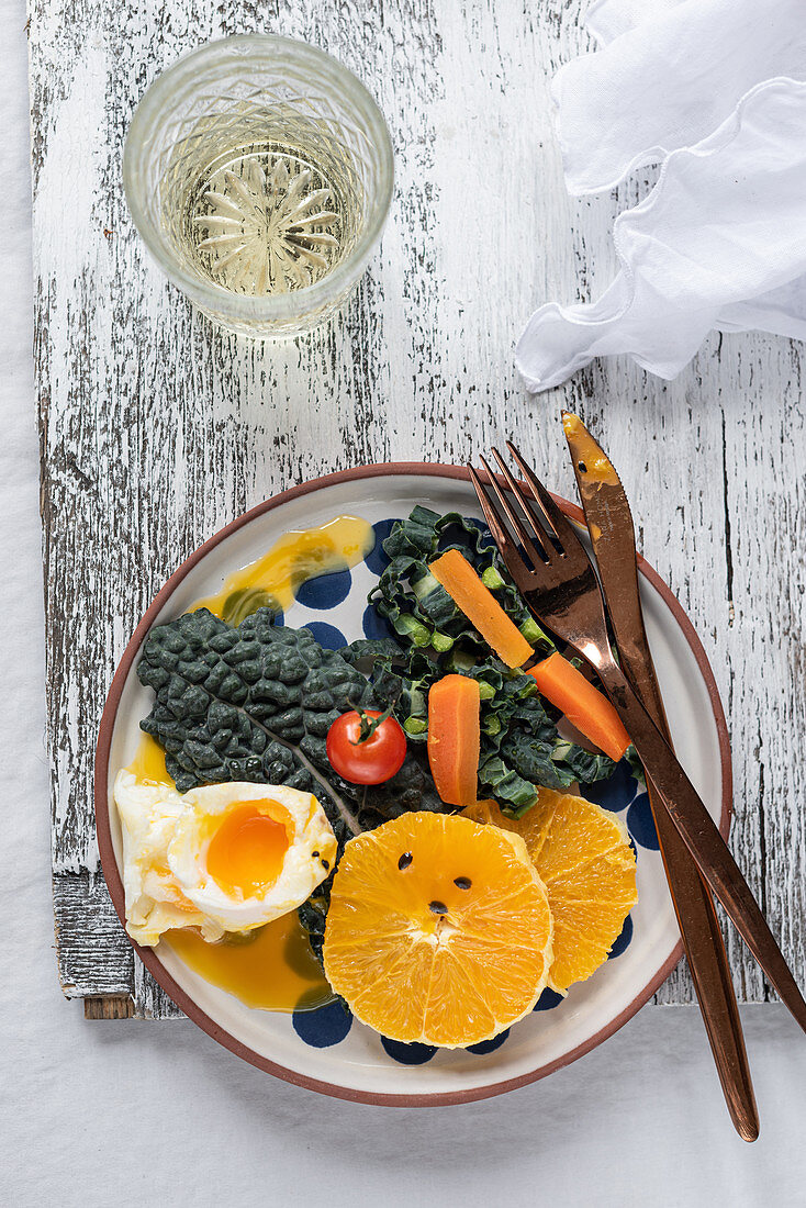 Poached egg with fresh fruits and vegetables