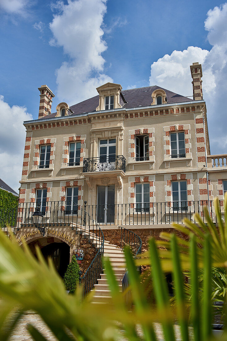 Gebäude mit Treppenaufgang, Champagne Bollinger, Frankreich