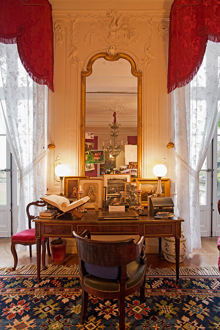 Sekretär im Salon, Château Lafite Rothschild, Pauillac, Bordeaux, Frankreich