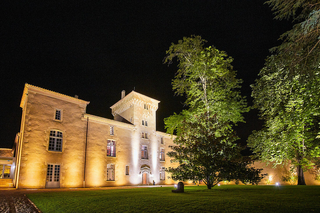 Schlossgebäude bei Nacht, Château Lafaurie Peyraguey, Sauternes, Bommes, Frankreich