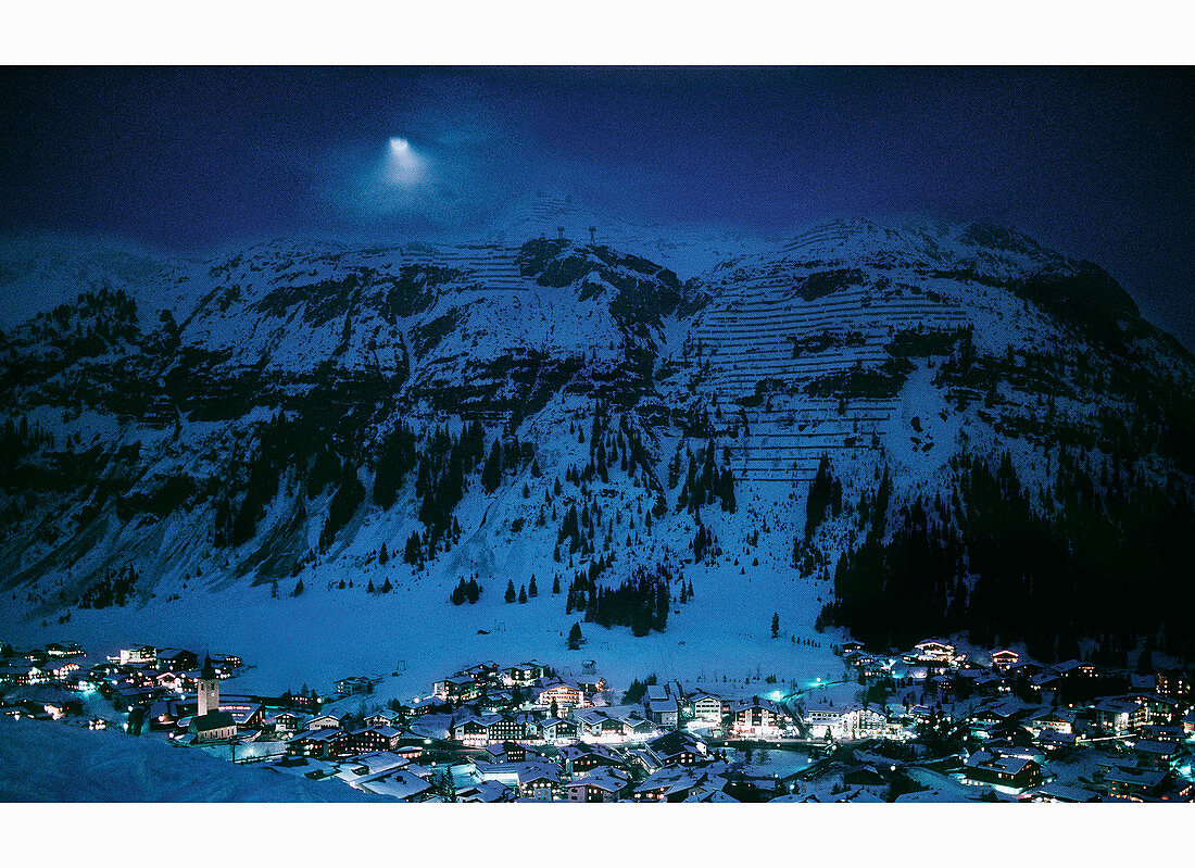 Verschneite nächtliche Berglandschaft mit Mond, Lech, Arlberg, Österreich