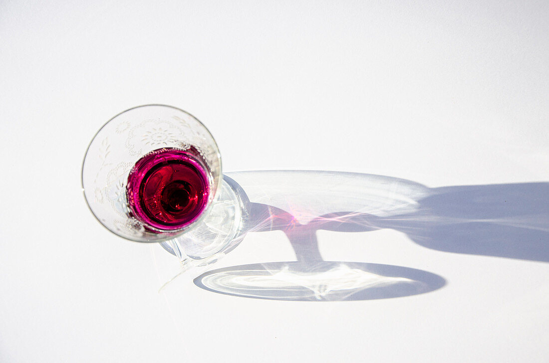 Glas mit roter Flüssigkeit