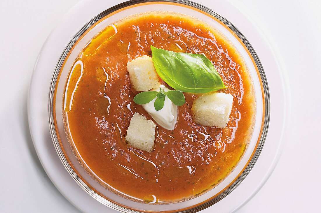 Gazpacho mit Croûtons und Basilikum