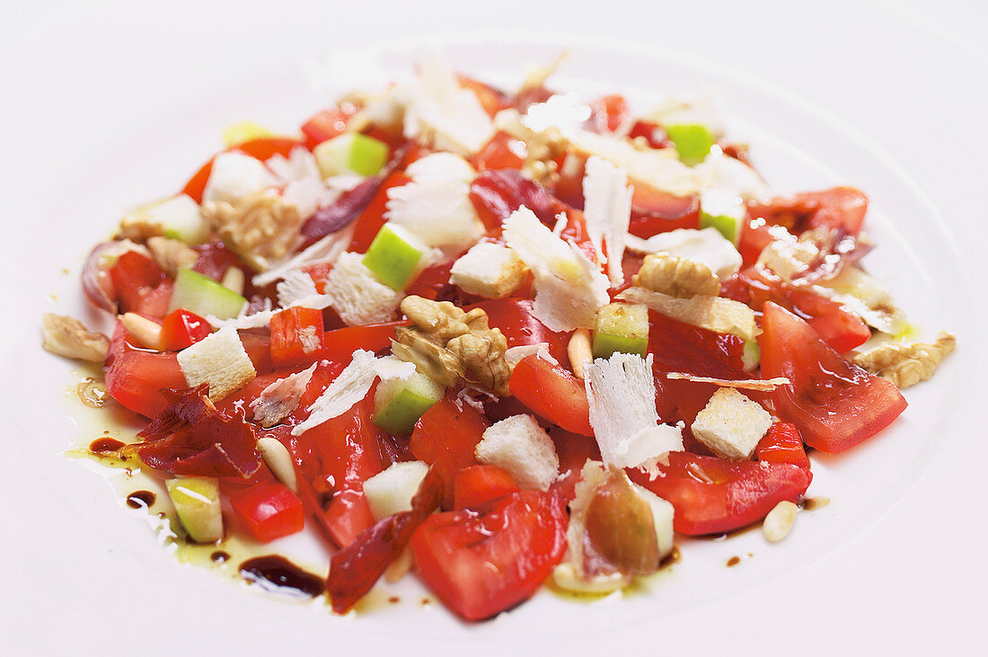 Tomatensalat mit Apfel, Croûtons und Walnüssen