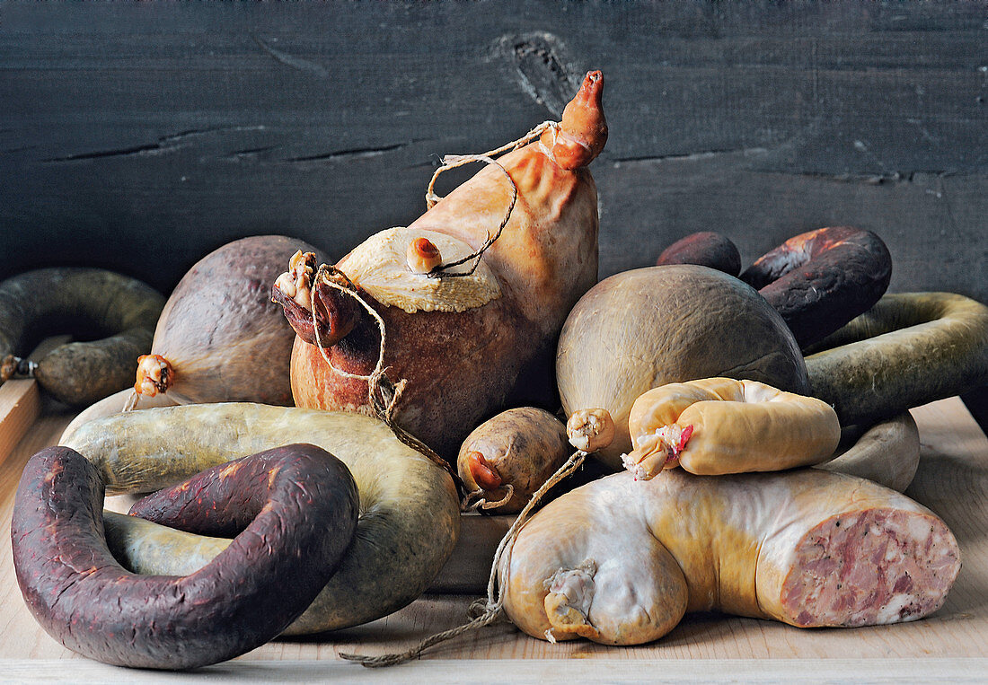 Diverse Wurstspezialitäten im Naturdarm