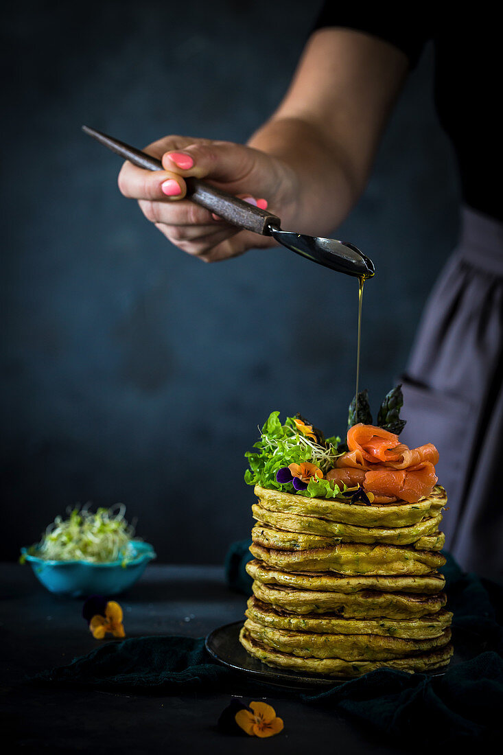 Zucchini-Pancakes mit Räucherlachs