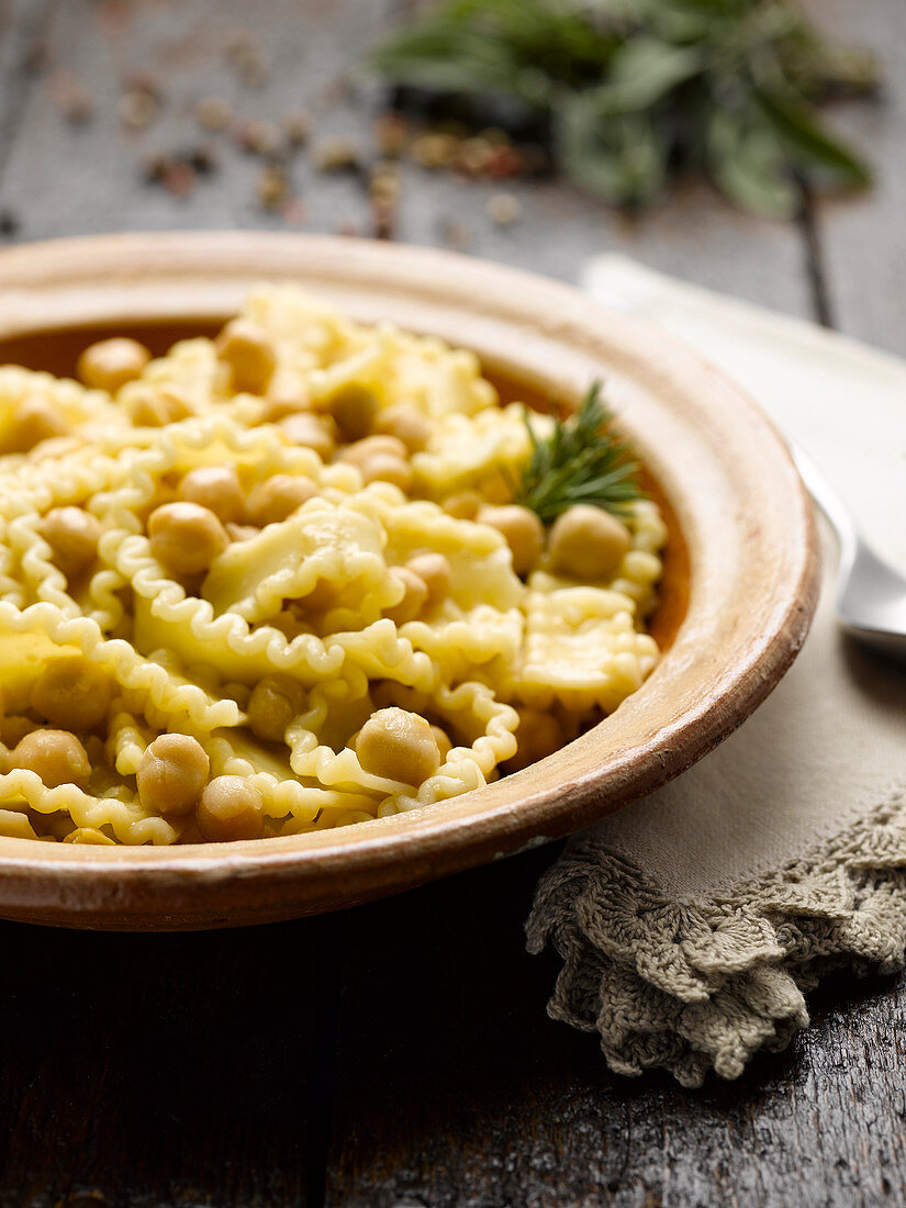 Chickpea soup with noodles