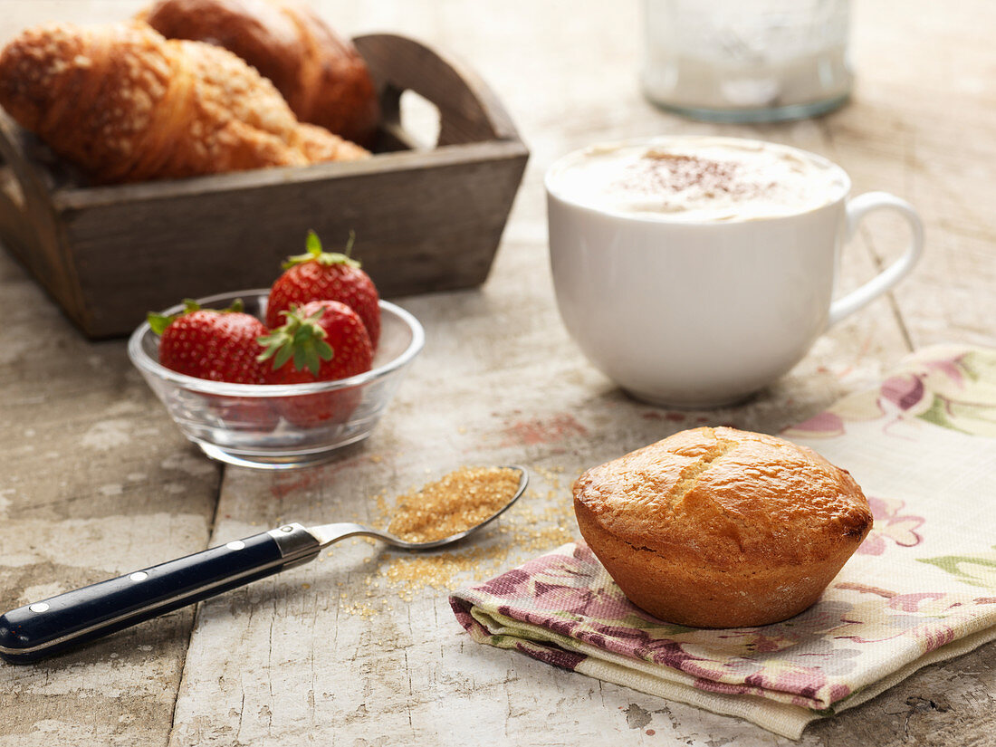 Italienisches Frühstück mit Gebäck, Kaffee und Erdbeeeren