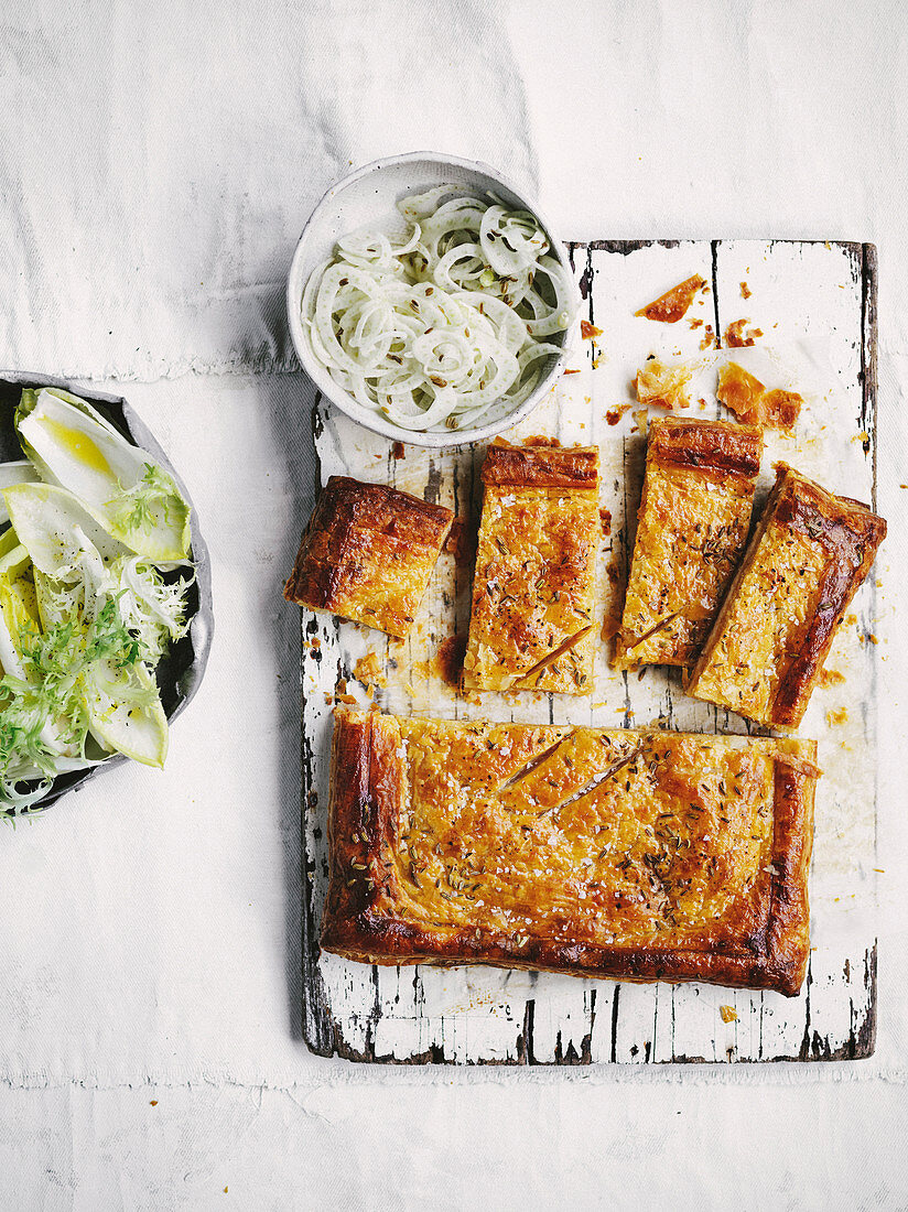 Cheddar-Tarte mit Fenchel und Bittersalaten