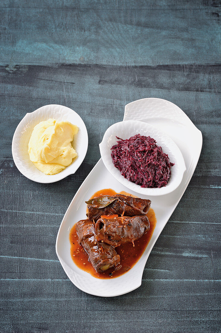 Geschmorte Hirschrouladen mit Rotkohl und Kartoffelpüree