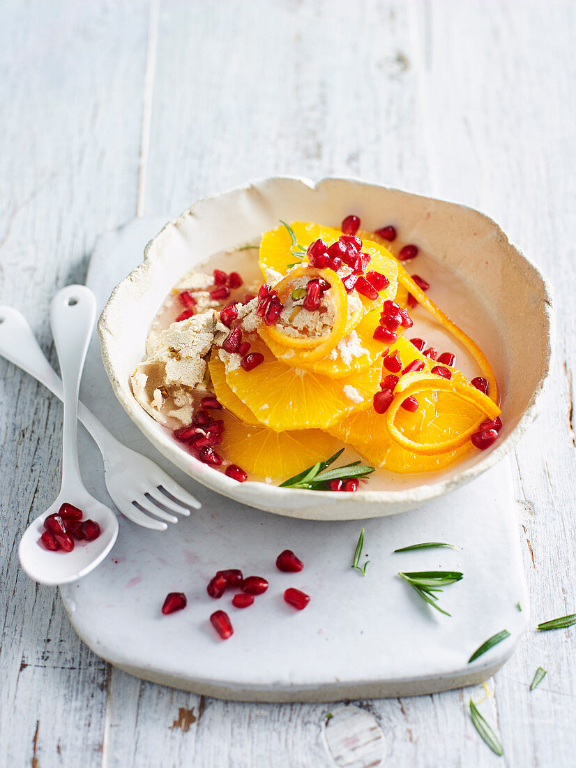 Obstsalat mit Orange, Granatapfelkernen und Rosmarin