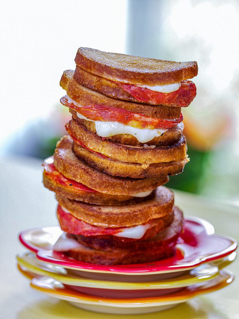 Mehrere Croque Monsieur Toasts, gestapelt