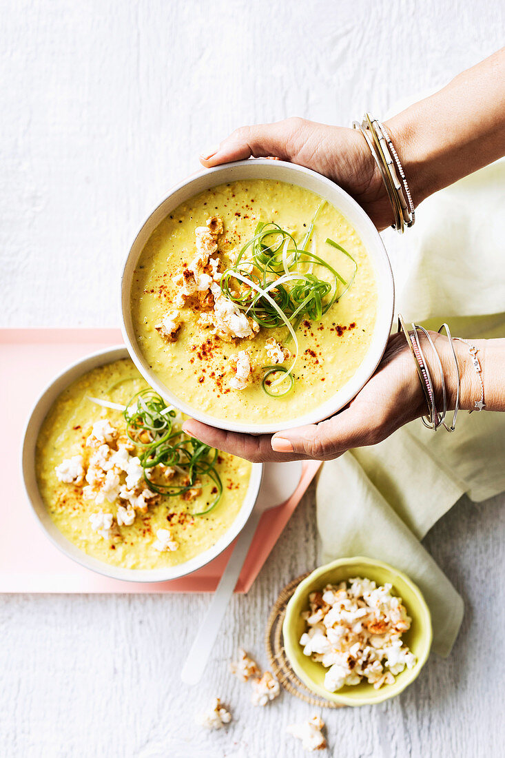 Vegane rauchige Zuckermais-Suppe mit Popcorn-Topping