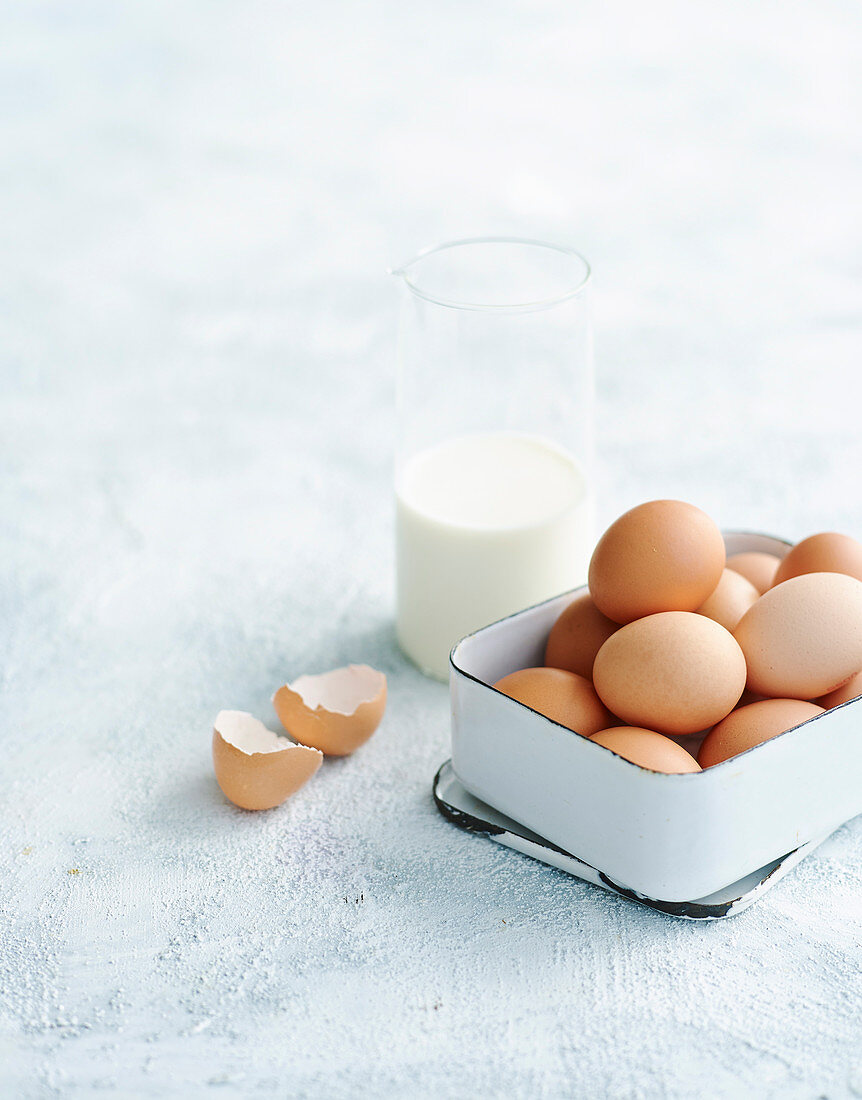 Frische braune Eier und ein Glas Milch