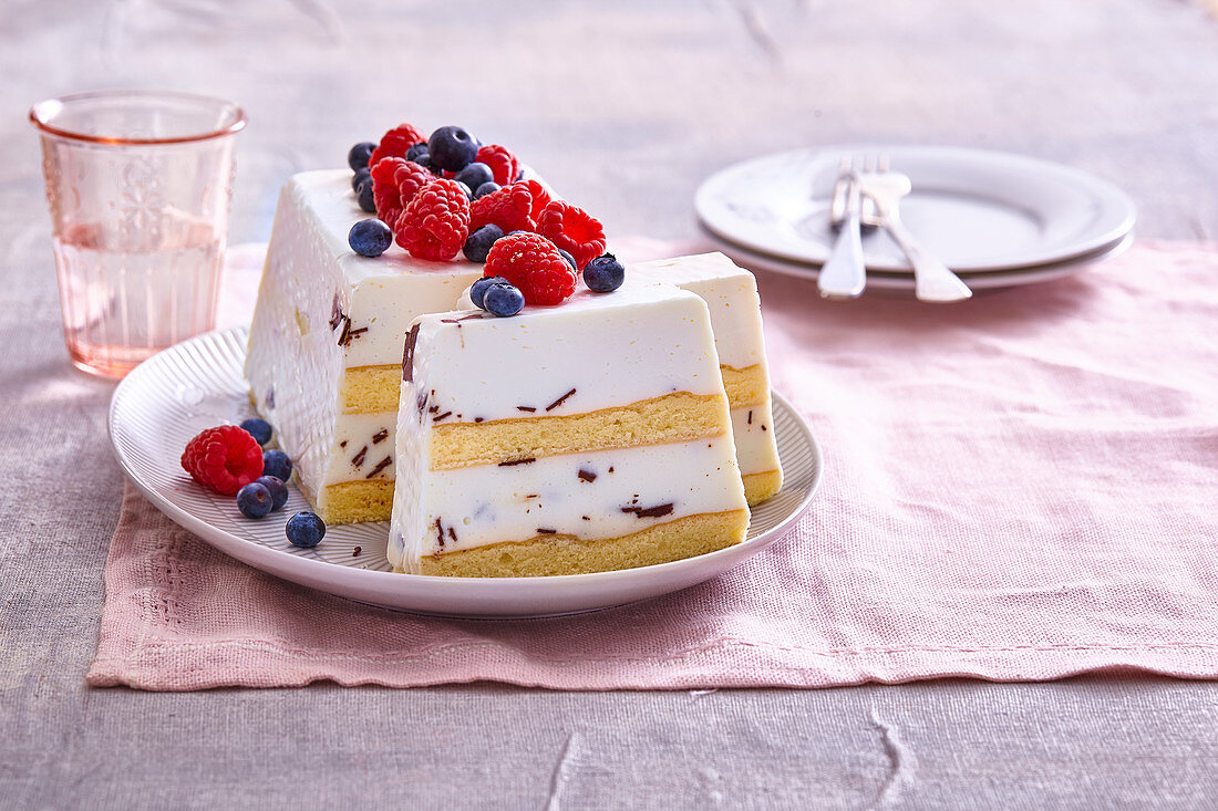 Mattonella mit Bayerisch Creme und Beeren