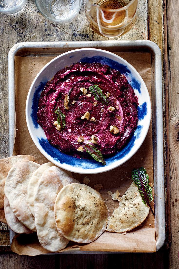 Rote-Bete-Dip mit Walnüssen und Fladenbrot