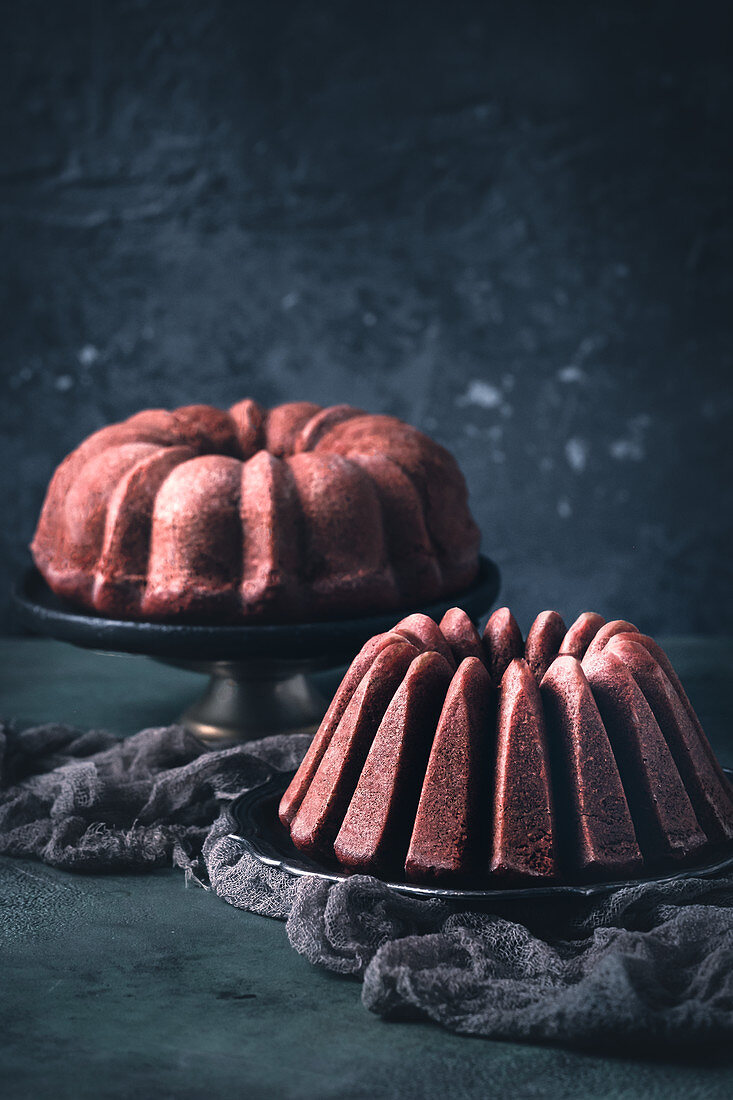 Zwei glutenfreie Red Velvet Bundt Cakes