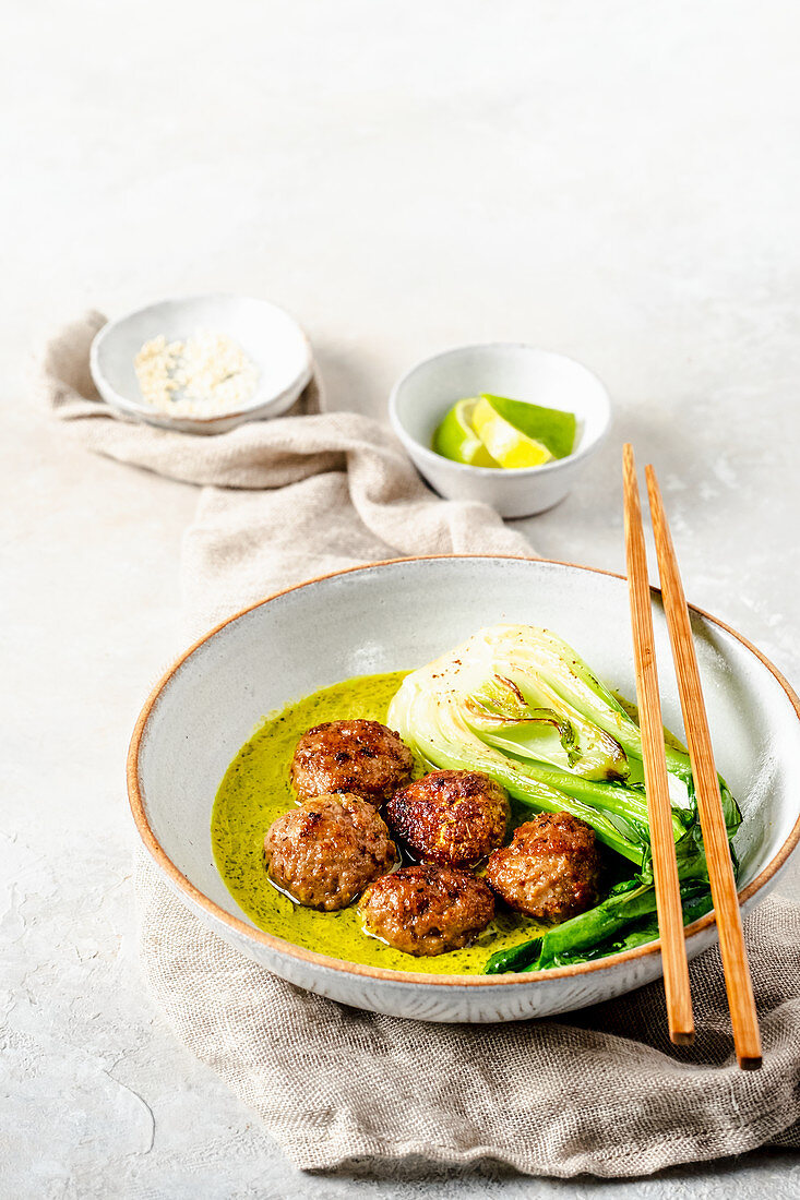 Meatballs with green curry with pak choi