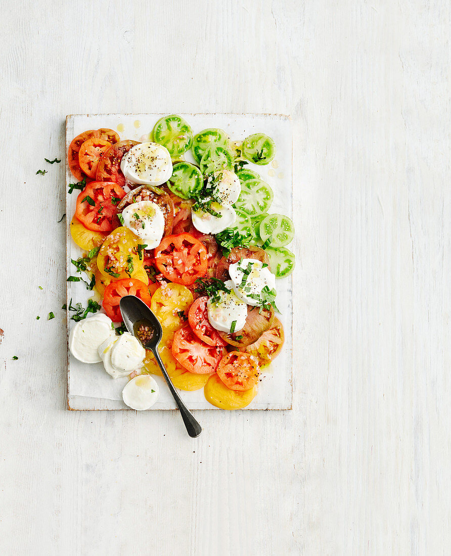 Tomatensalat Caprese mit verschiedenfarbigen Tomaten