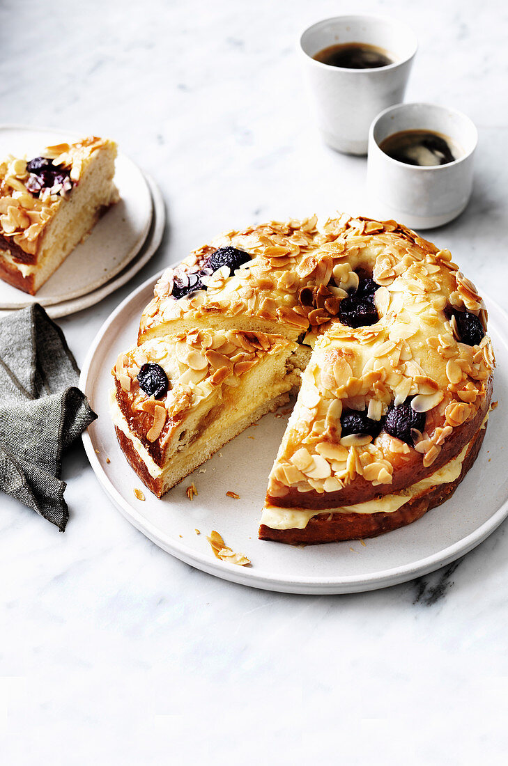 Bienenstichtorte mit Kirschen und Mandeln