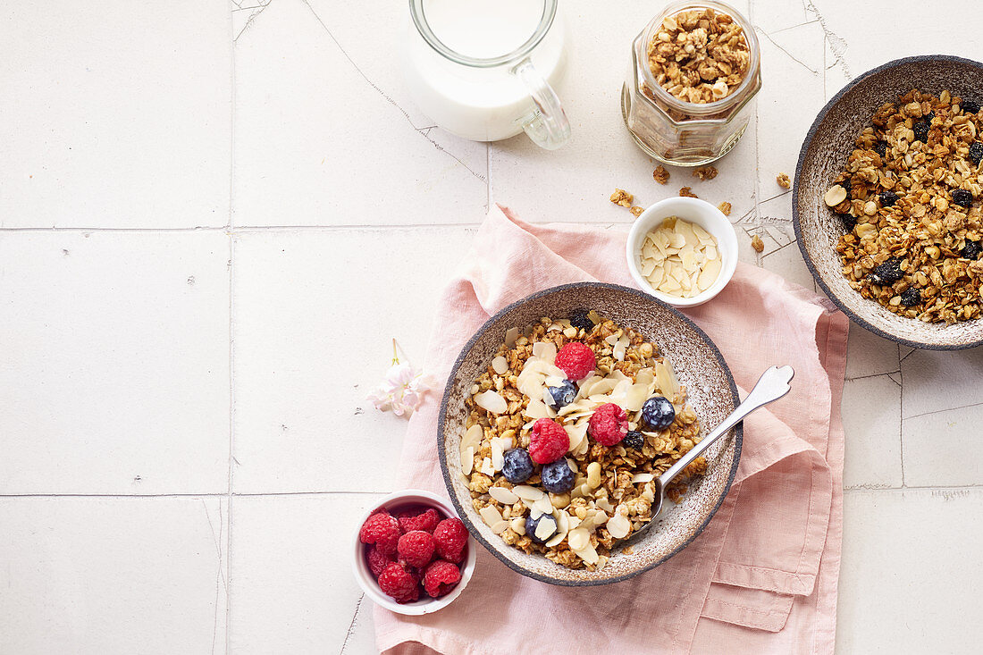 Knuspermüsli mit Nüssen, Haferflocken, Beeren und Milch