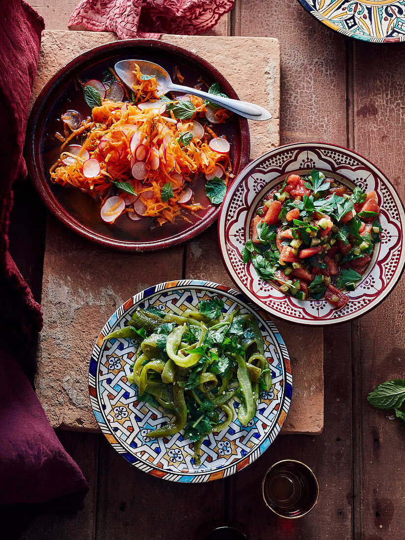 Bullhorn-Chili-Salat, Tomaten-Zitronen-Salat und Radieschen-Karotten-Salat (Marokko)
