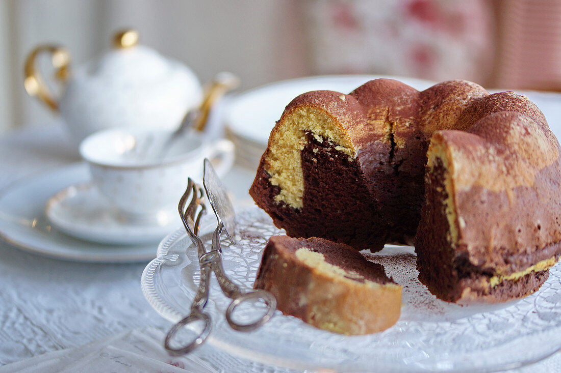 Klassischer Marmorkuchen, angeschnitten