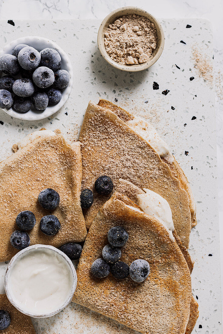 Zimtcrepes mit Skyr und Heidelbeeren