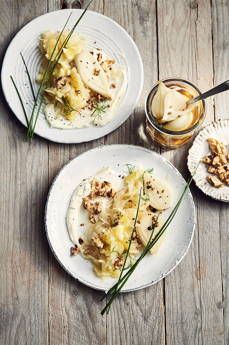 Knollensellerie-Kartoffel-Smash mit Walnüssen, saurer Sahne und Zwiebel-Pickels