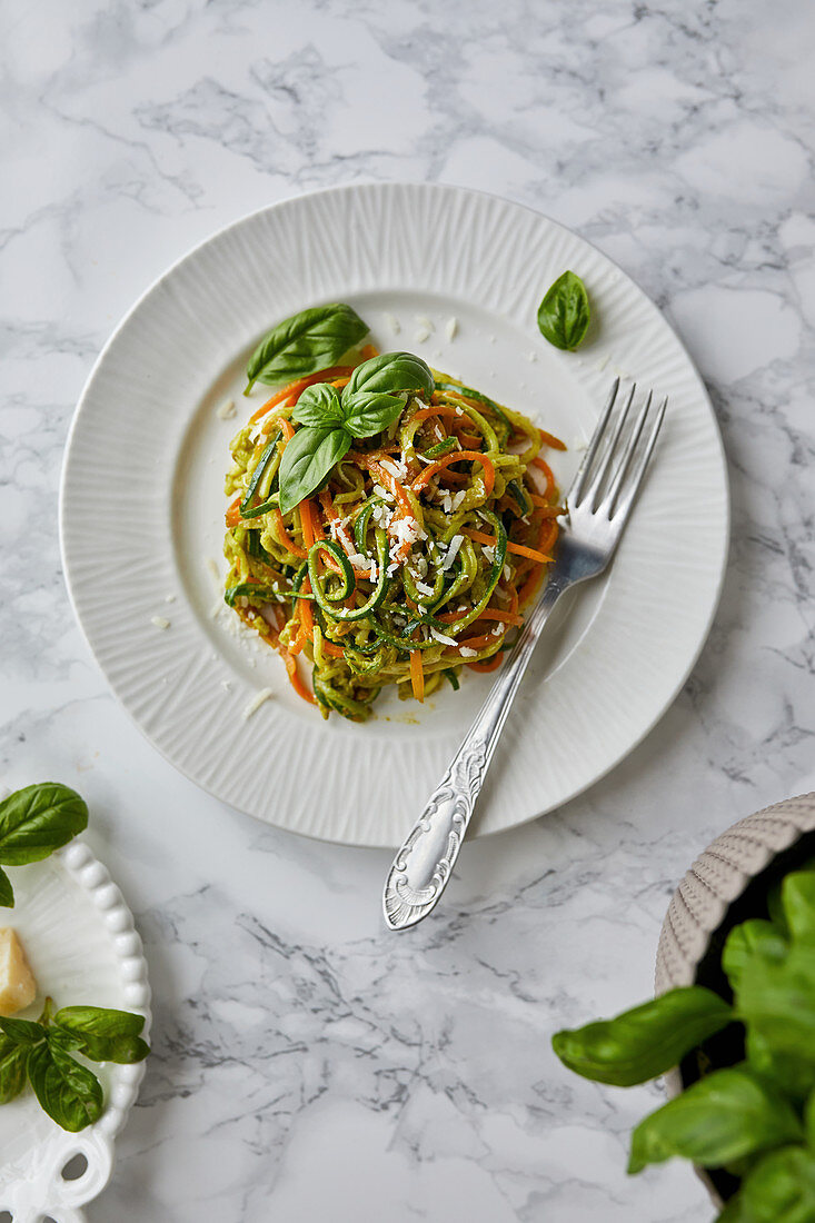 Rohe Zucchini-Karotten-Nudeln mit Basilikum-Pesto-Sauce