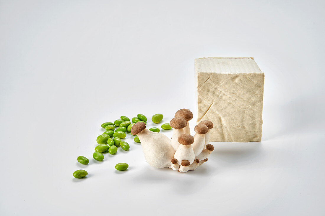 Frische Sojabohnen, Tofu und Kräuterseitlinge