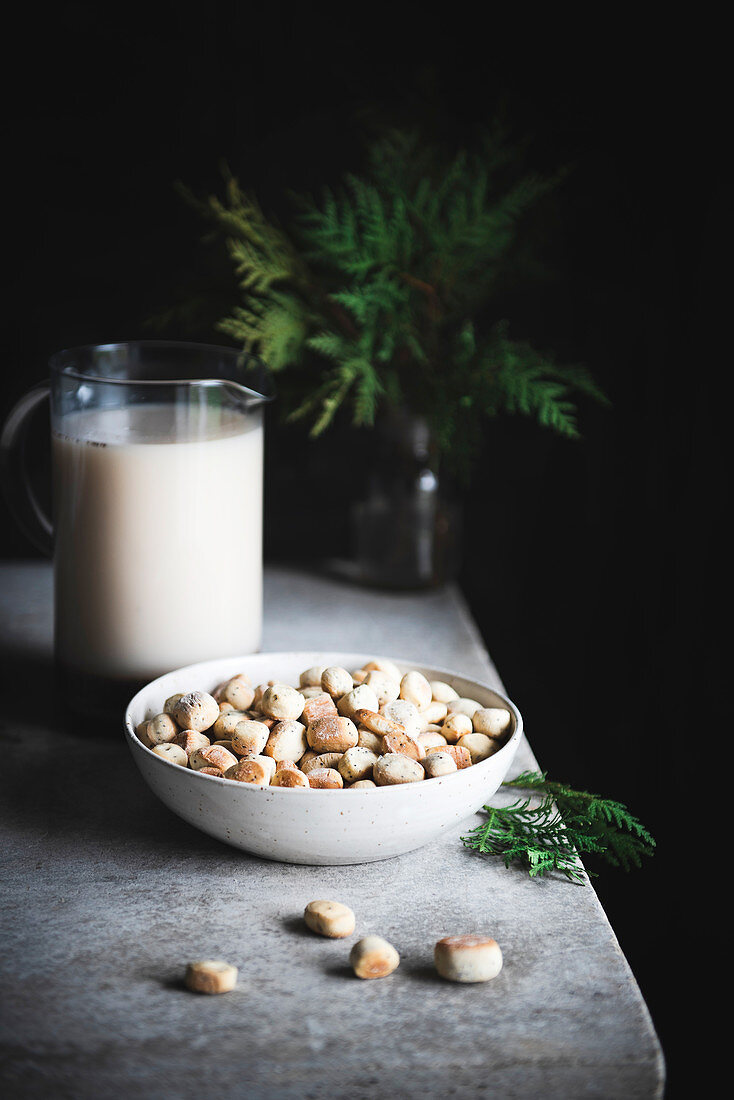 Traditionelles litauisches Weihnachtsgebäck mit veganer Mohnmilch
