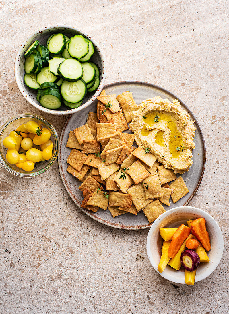 Cracker mit Hummus und Gemüse