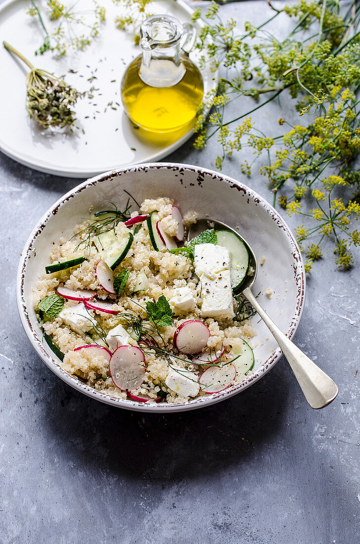 Quinoasalat mit Feta, Gurke und Radieschen