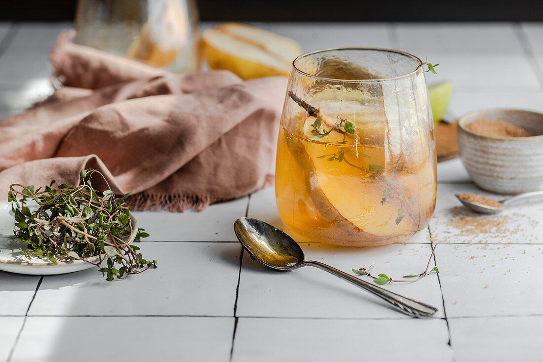 Birnen-Honig-Cocktail mit Thymian