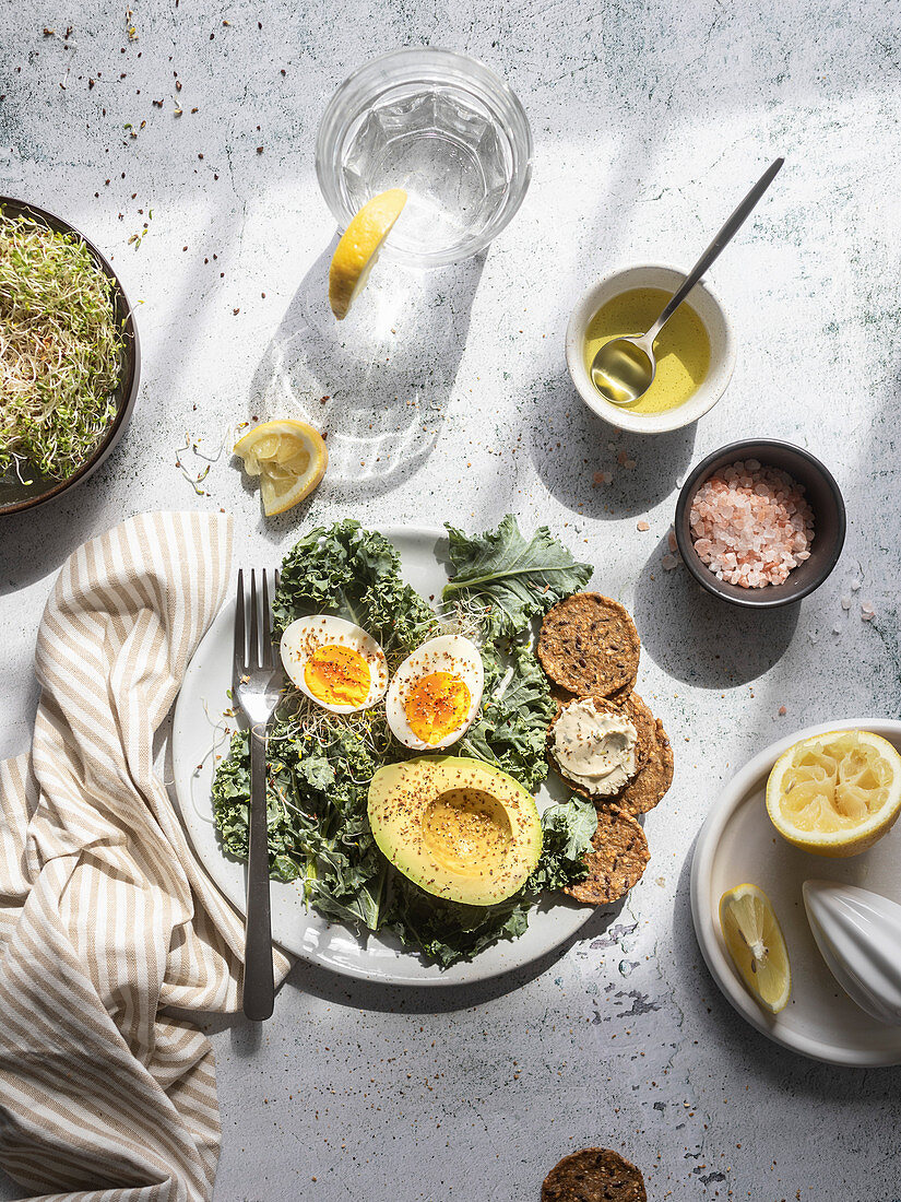 Grünkohlsalat mit Avocado und Ei