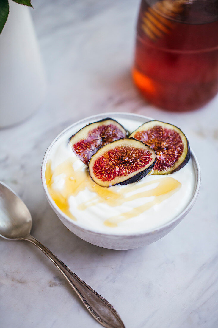 Yoghurt with honey and figs