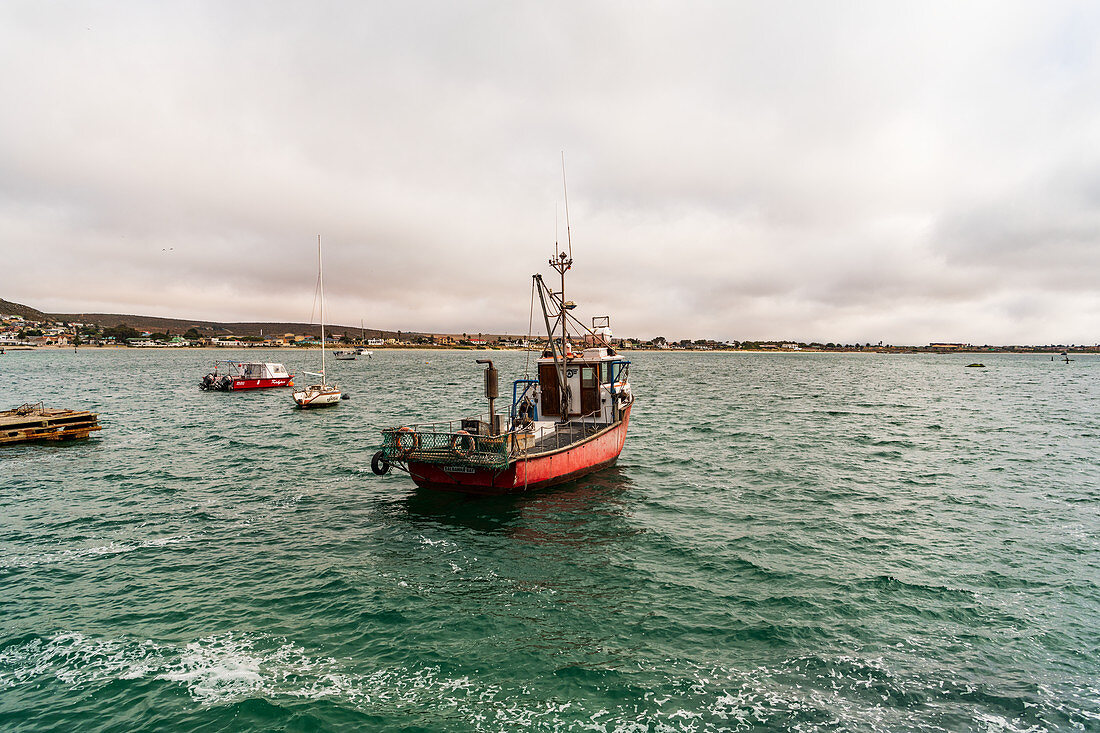Fischerboot sammelt gezüchtete Muscheln in Langebaan, Südafrika