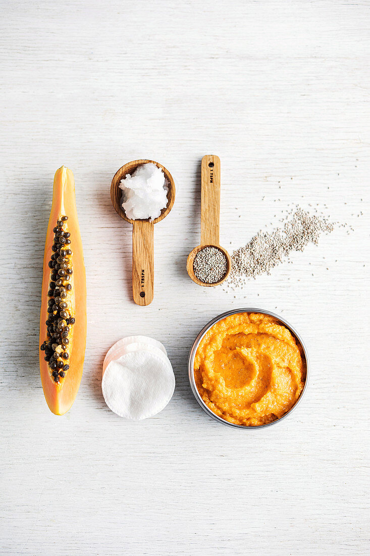 Purifying papaya mask with chia seeds and melted coconut oil