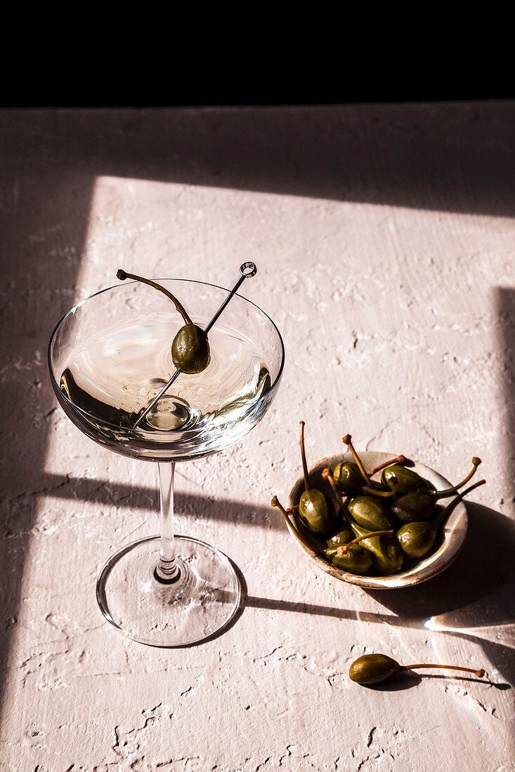 Gin Martini Cocktail mit Kapernspiess