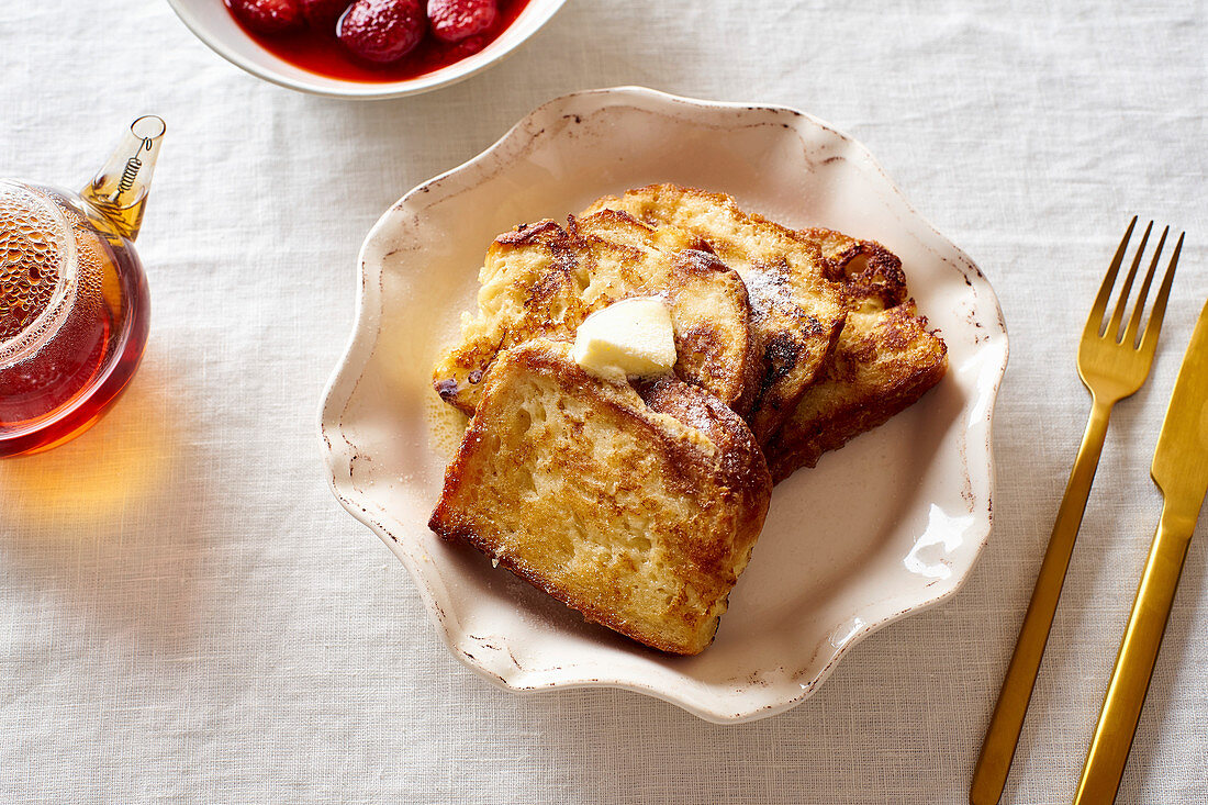 French Toast zum Frühstück mit Butter und Puderzucker