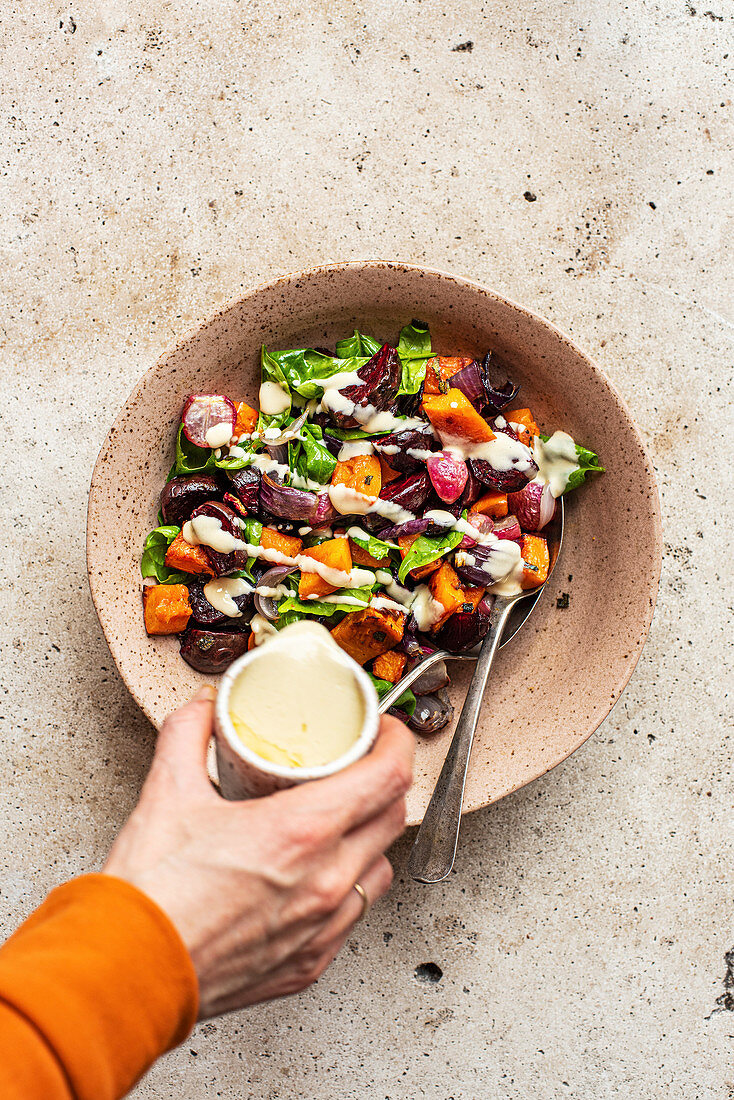 Dressing zum Herbstgemüsesalat geben