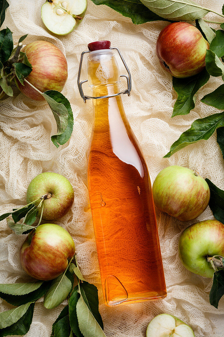 Apple cider vinegar and fresh apples