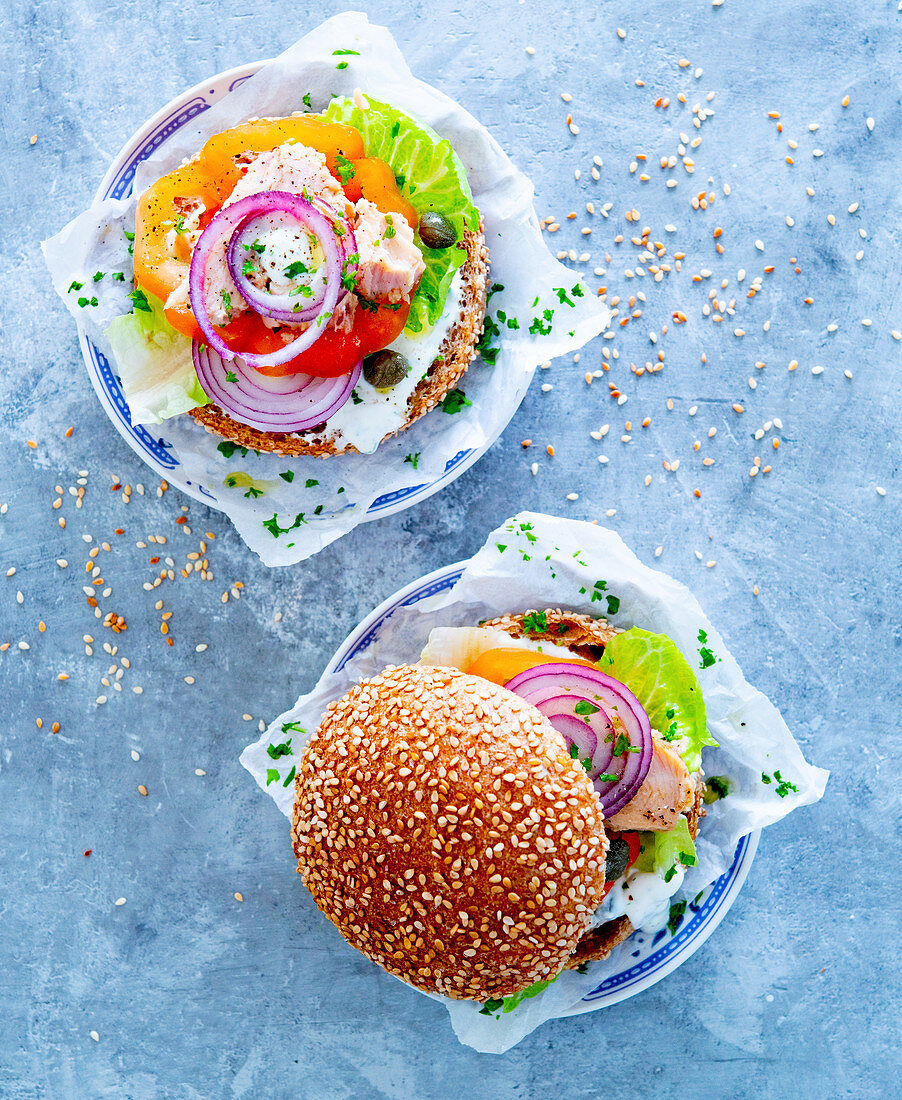 Burger mit Thunfisch und Gemüse