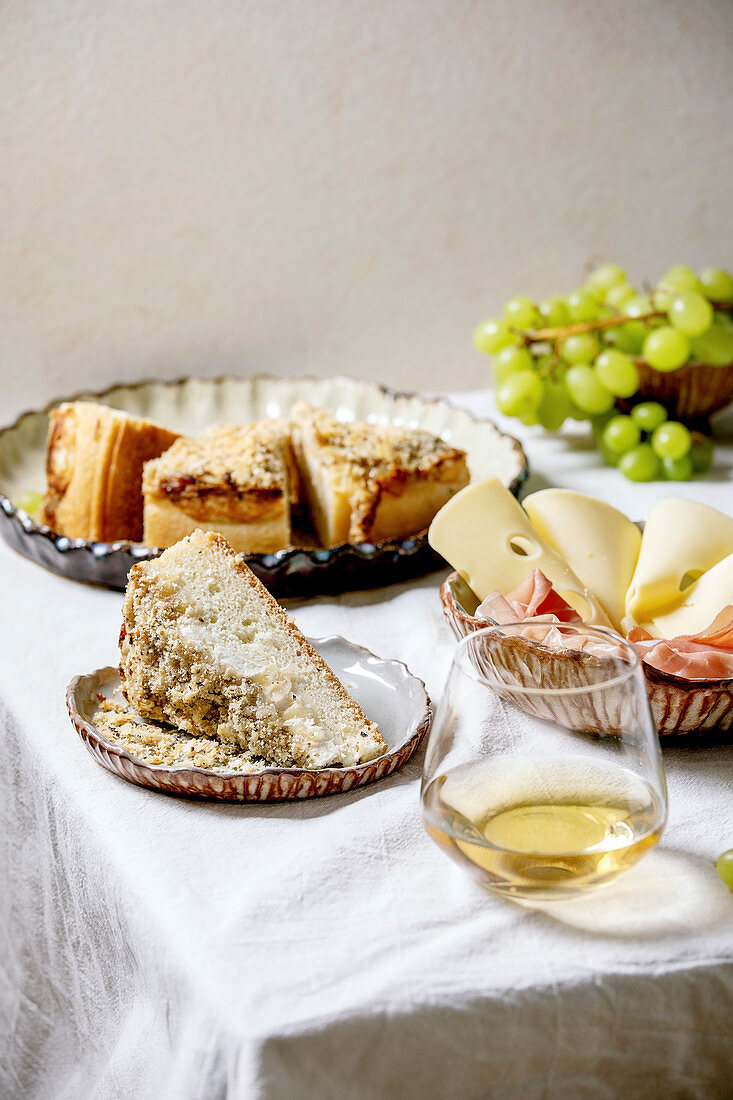 Antipasti mit weißer sizilianischer Focaccia, Prosciutto, Käse und Trauben (Italien)