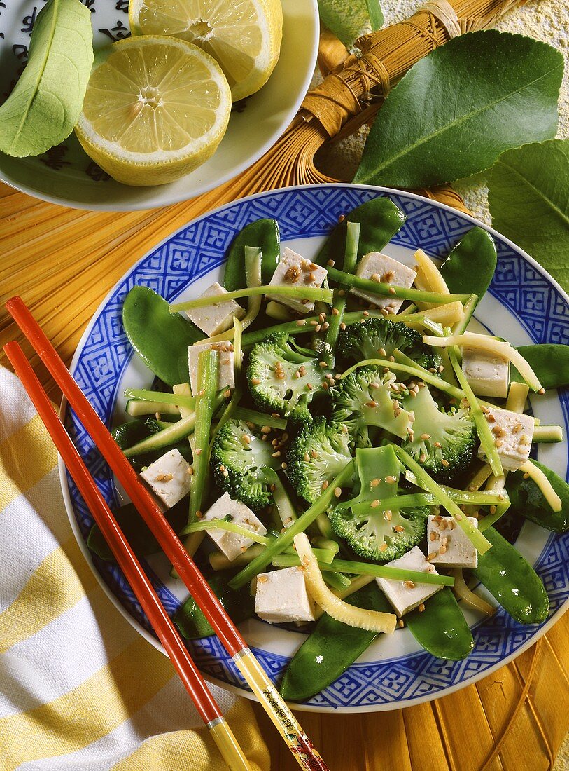 Chinapfanne - gebratenes Gemüse mit Tofu & Sesam auf Teller