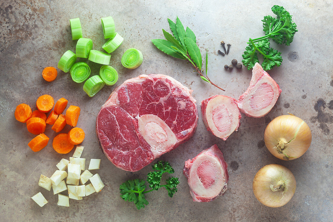 Zutaten für Rinderbrühe: Fleisch, Markknochen, Gemüse und Kräuter